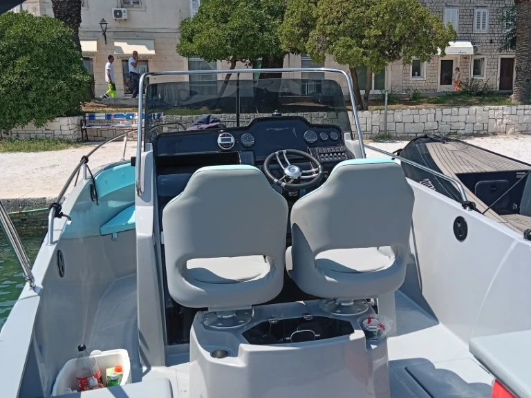 Noleggio Barca a motore a Spalato – Jeanneau Cap Camarat 7.5 CC Style