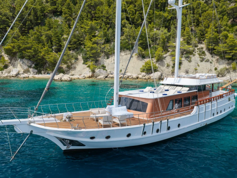 Noleggiare una Custom Made Phoenix Bronze a Kaštel Stari