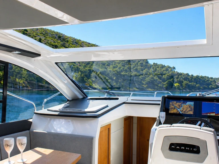 Noleggio Barca a motore con o senza skipper Karnic a Sebenico