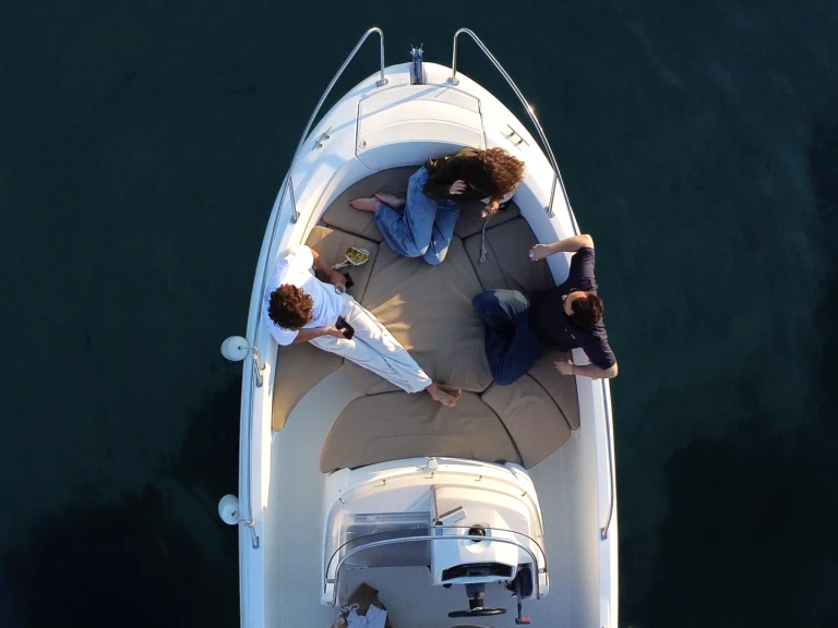 Noleggio a Cannes – Jeanneau CAP CAMARAT 6,5 CC Style su SamBoat