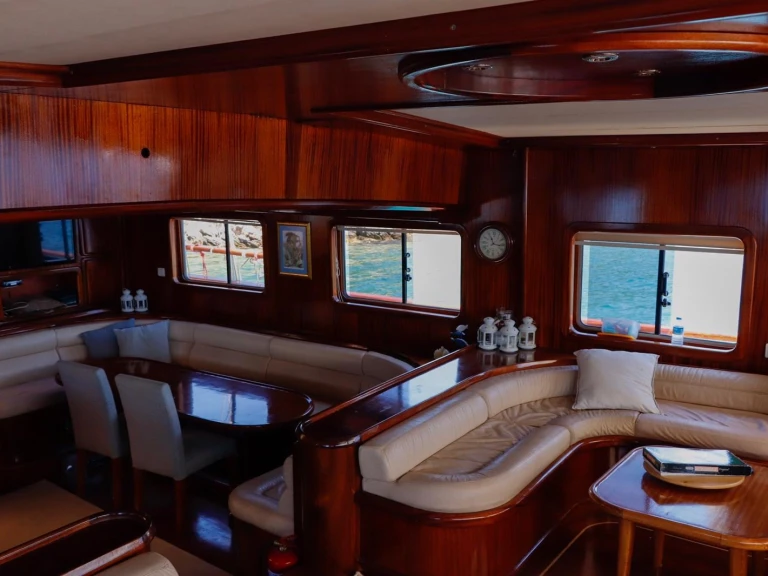 Noleggio Barca a vela Custom Made con patente nautica