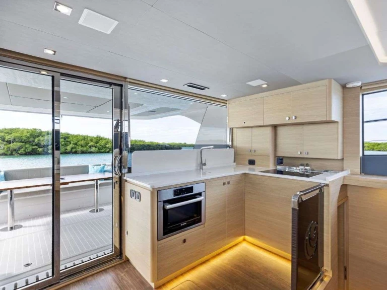 Noleggio Yacht di lusso Aquila con patente nautica