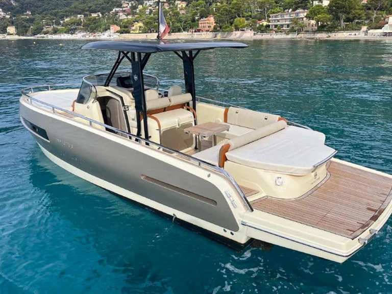Noleggio Yacht di lusso Invictus  con patente nautica
