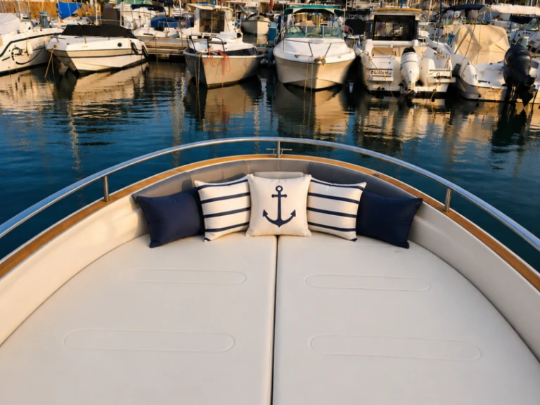 Noleggio Yacht di lusso Invictus  con patente nautica