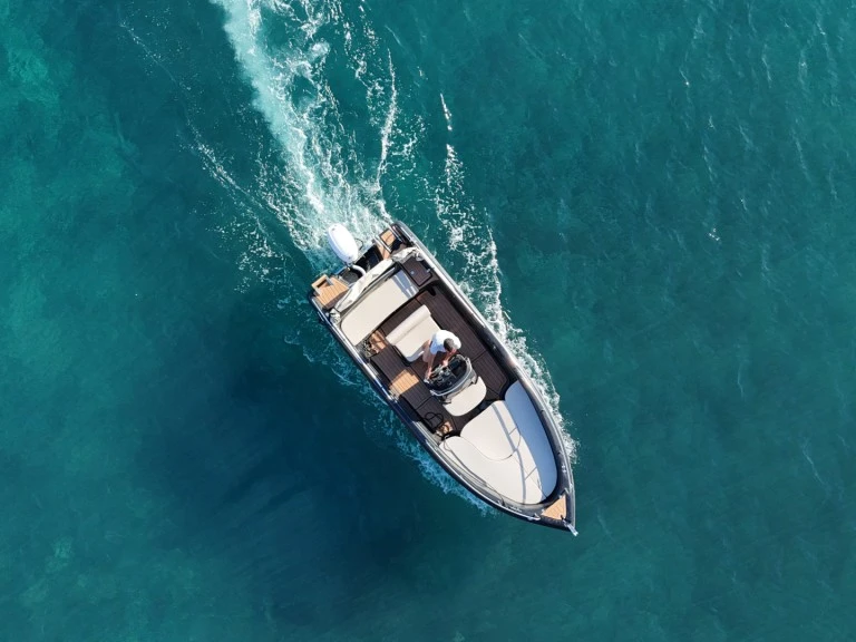 Noleggio a Firá – Poseidon Black Edition su SamBoat