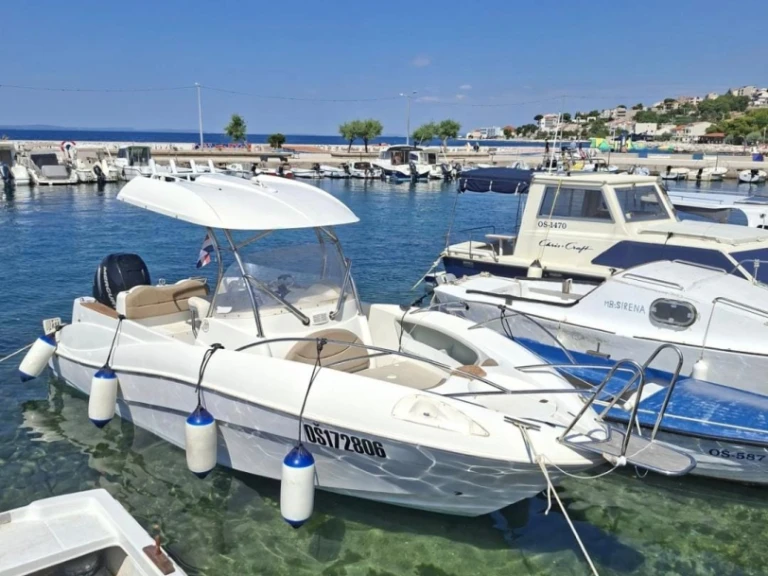 Noleggiare una Quicksilver Quicksilver 720 Commander a Poljica