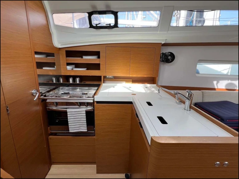 Jeanneau Sun Odyssey 380 da affittare a  Gouviá