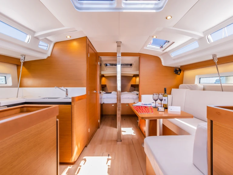 Noleggio barche Jeanneau Sun Odyssey 440 a Lávrio su Samboat