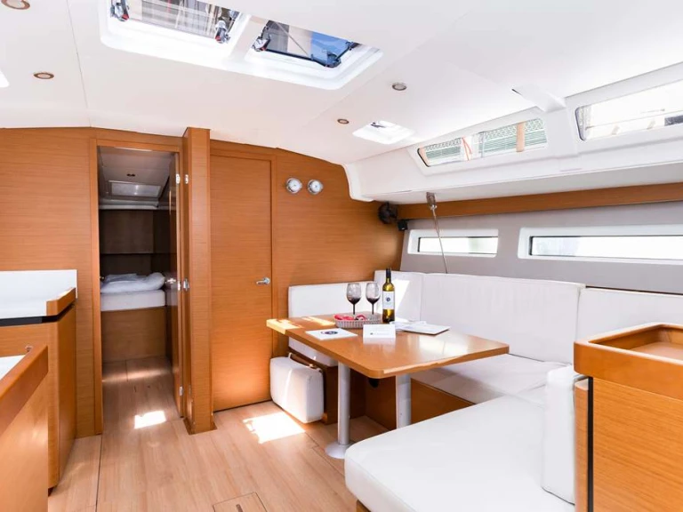 Jeanneau Sun Odyssey 490 da affittare a  Néa Péramos