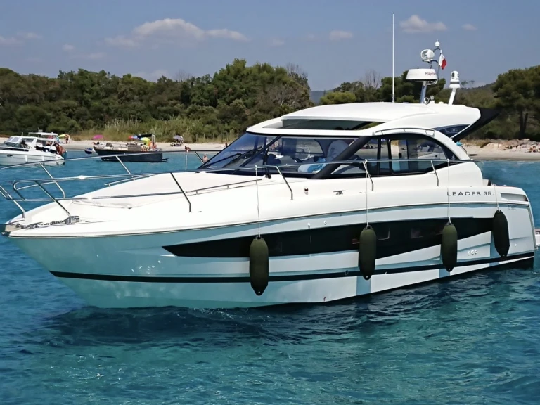 Noleggiare una Jeanneau Leader 36 a Port des Marines de Cogolin