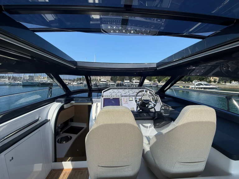 Noleggio Barca a motore a Pola – Focus Focus Power 44