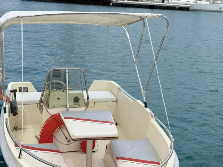 Noleggiare una Ultramar Ultra 405 a Antibes