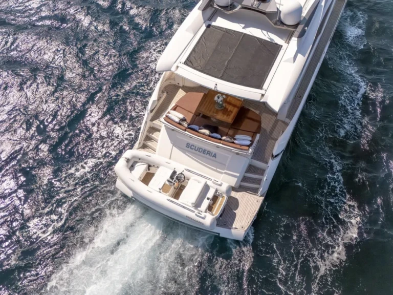 Yacht di lusso a noleggio a Port des Marines de Cogolin al miglior prezzo