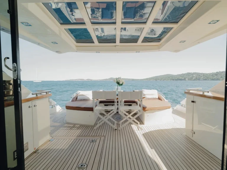 Princess Princess V70 da affittare a  Port des Marines de Cogolin