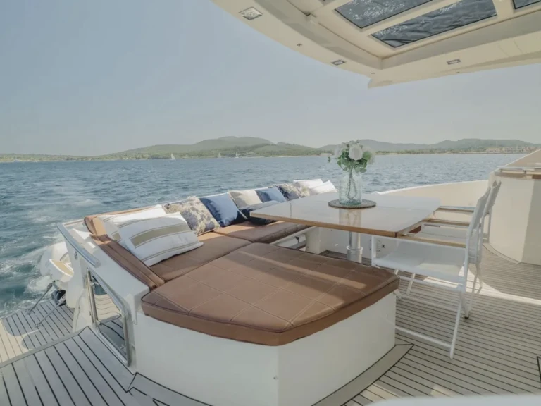 Noleggio a Port des Marines de Cogolin – Princess Princess V70 su SamBoat