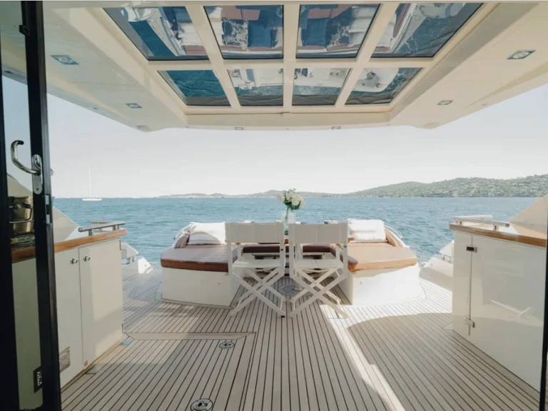 Noleggio Yacht di lusso Absolute con patente nautica