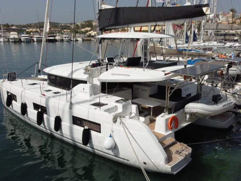 Catamarano a noleggio a Lávrio al miglior prezzo