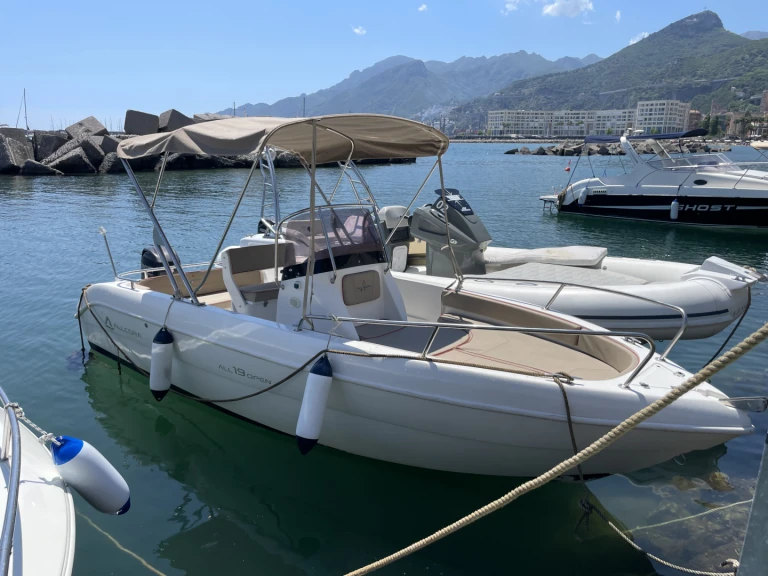 Barca a motore a noleggio a Porto di Salerno al miglior prezzo