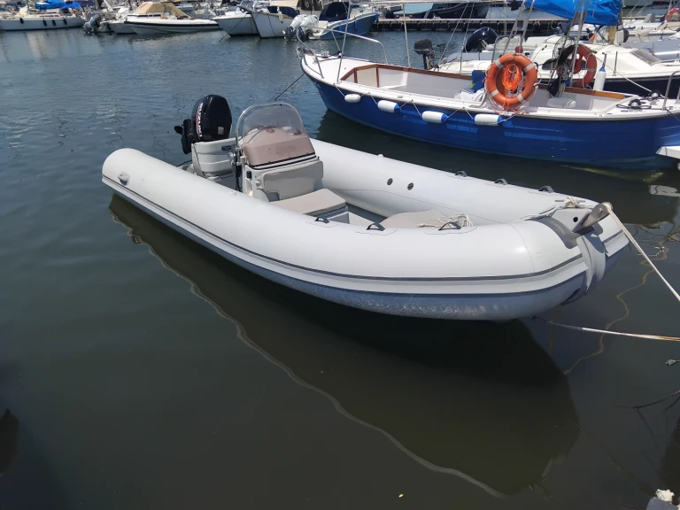 Noleggio Gommone Joker Boat con patente nautica
