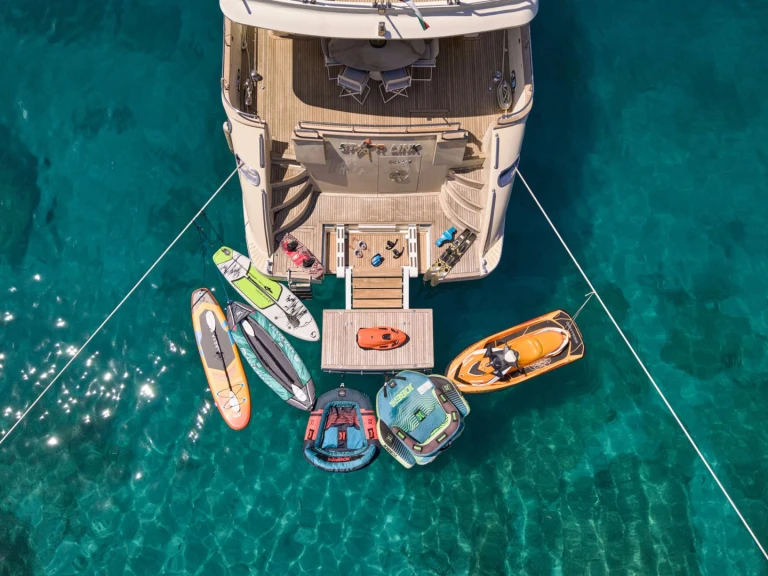 Noleggio Yacht di lusso Falcon con patente nautica