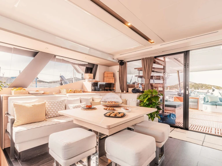 Fountaine Pajot The Blue Dream da affittare a  Napoli