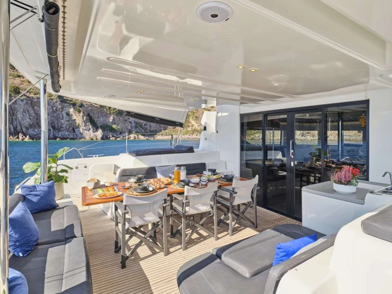 Noleggio Yacht di lusso a Atene – Lagoon ANDARE AVANTI