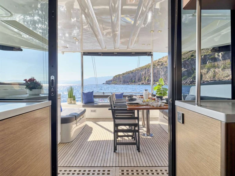 Yacht di lusso a noleggio a Atene al miglior prezzo