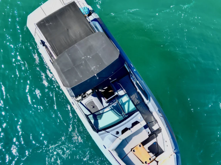 Noleggio Barca a motore Cruisers con patente nautica