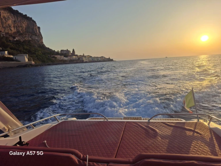 Noleggio Barca a motore con o senza skipper Cranchi a Cefalù