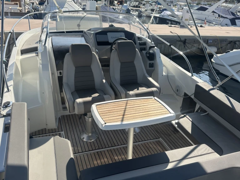 Noleggiare una Jeanneau Cap Camarat 7.5 WA a Antibes