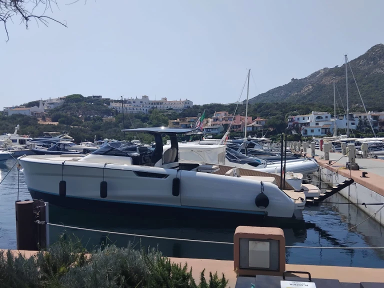 Noleggiare una Bellini Yachts Astor 36 a Porto Cervo