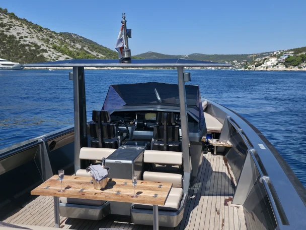 Barca a motore a noleggio a Lesina (Hvar) al miglior prezzo