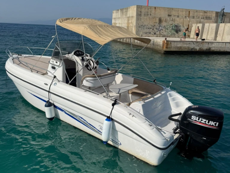Noleggiare una Ranieri Shadow 24 S a Italia