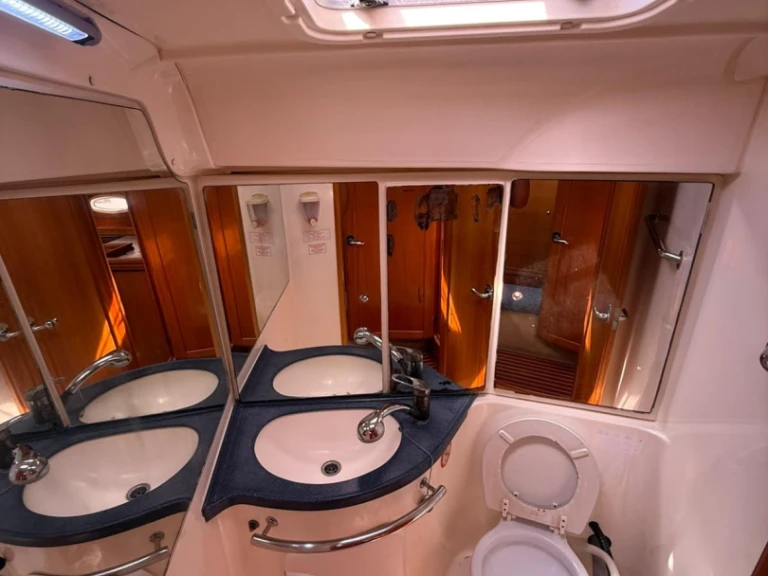 Noleggiare una Bavaria Bavaria 42 Cruiser a Lávrio
