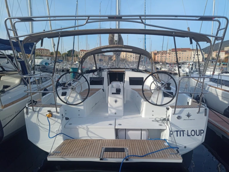 Noleggio Barca a vela Jeanneau con patente nautica