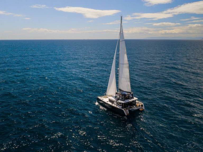 Catamarano a noleggio a Athens Marina al miglior prezzo