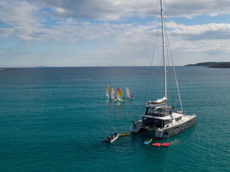 Catamarano a noleggio a Athens Marina al miglior prezzo