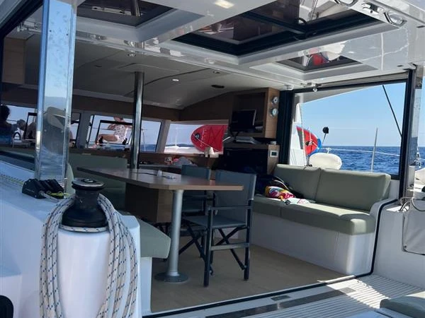 Catamarano a noleggio a Neo Klima al miglior prezzo