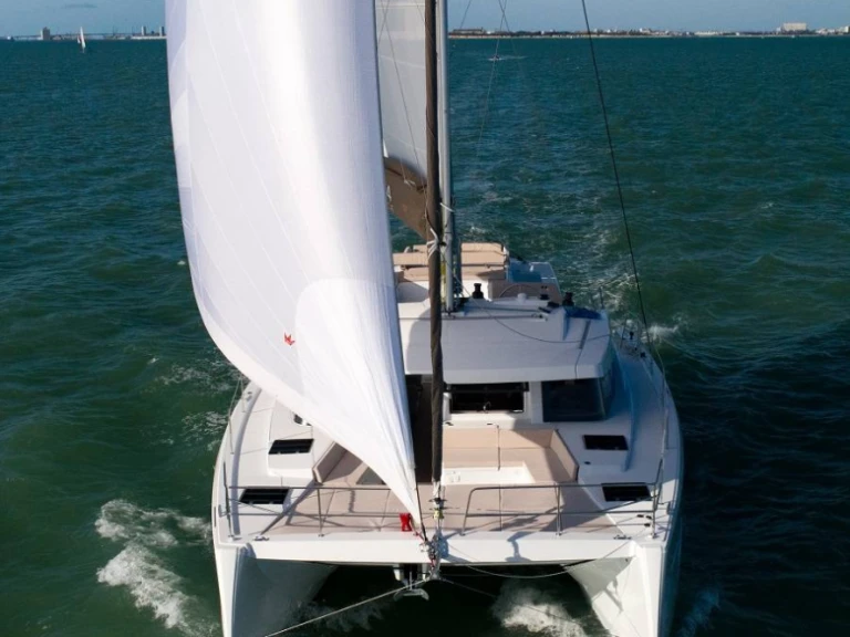 Catamarano a noleggio a Toúrlos al miglior prezzo
