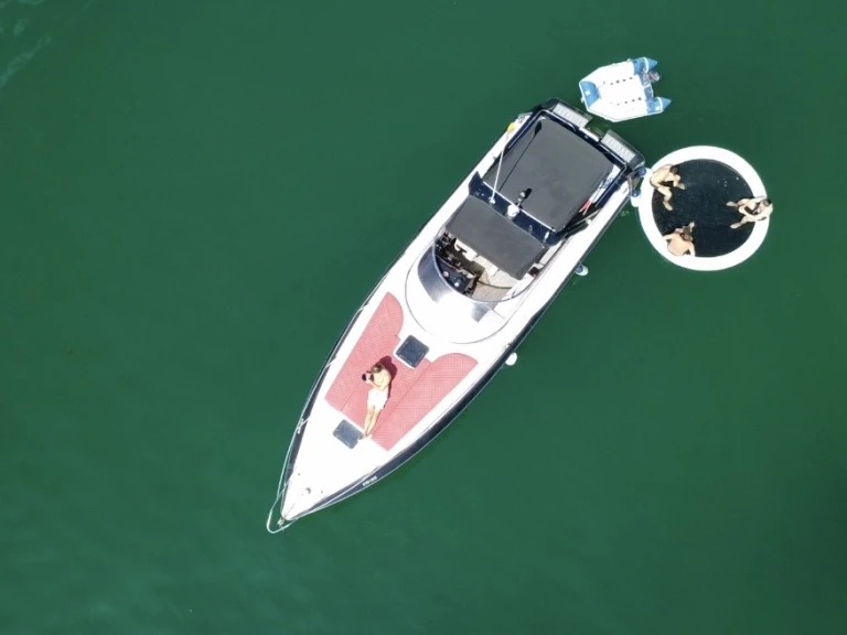 Noleggio Barca a motore Sunseeker con patente nautica