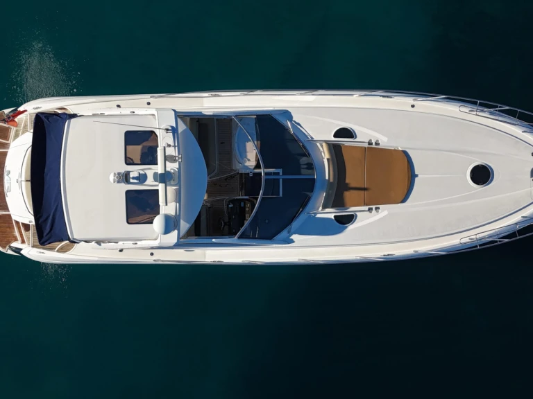 Noleggiare una Sunseeker Portofino 53 a Paris