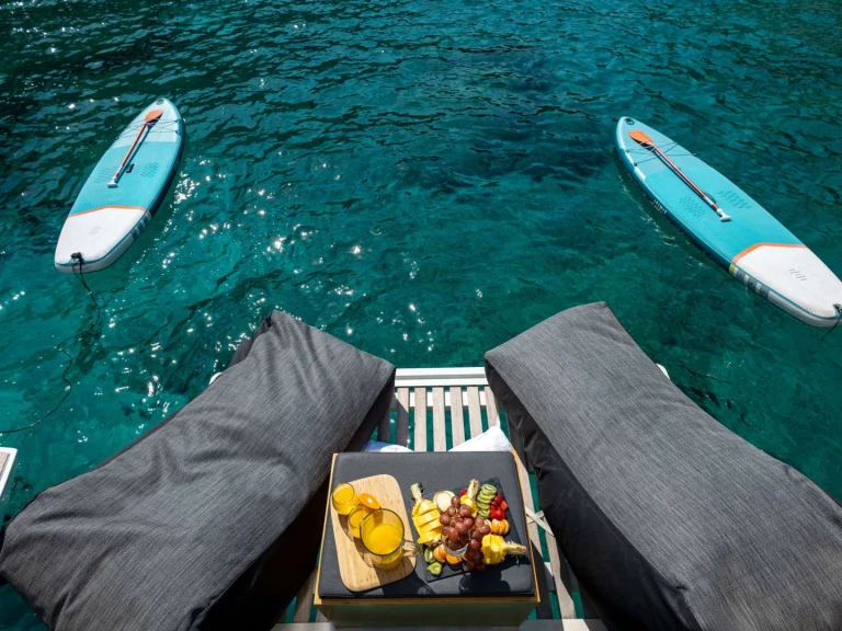 Catamarano a noleggio a Athens Marina al miglior prezzo
