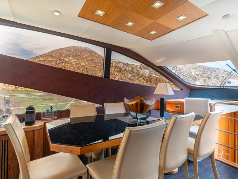 Noleggio Yacht di lusso Sunseeker con patente nautica