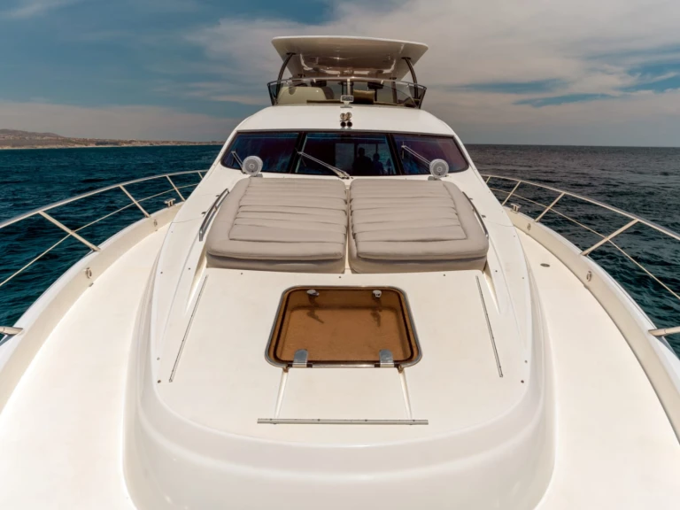 Noleggio Yacht di lusso Sunseeker con patente nautica