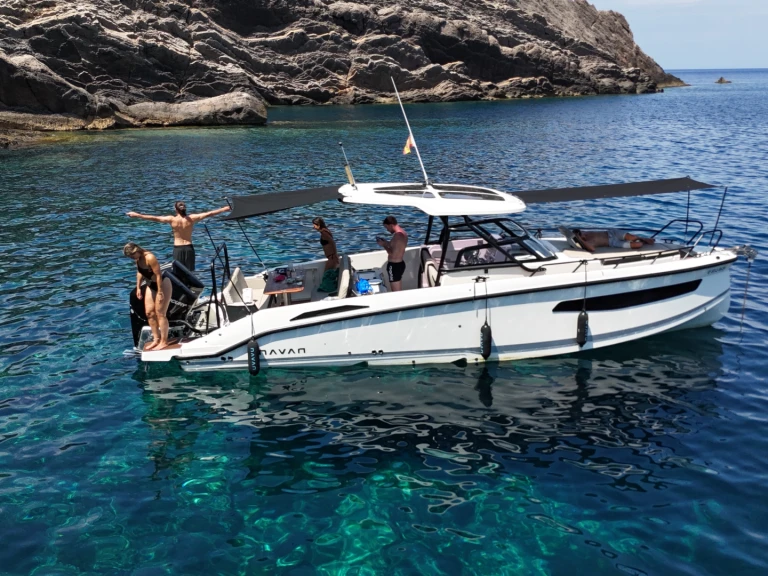 Barca a motore a noleggio a Santa Eulària des Riu al miglior prezzo