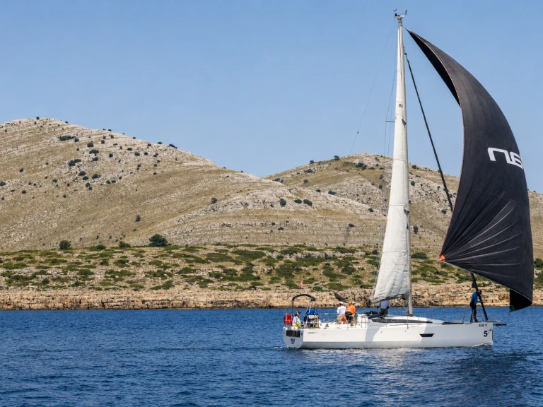 Noleggio Barca a vela a Betina – Elan E4