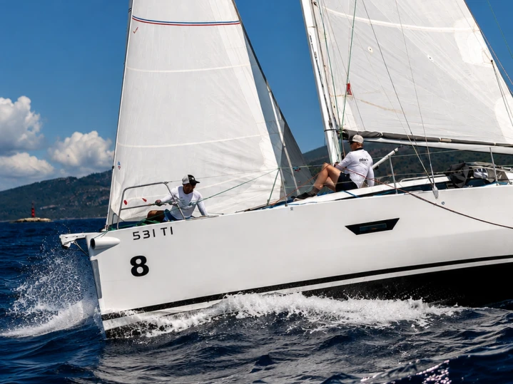 Elan E4 da affittare a  Betina