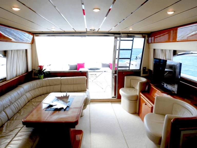 Noleggio Barca a motore Ferretti con patente nautica