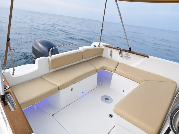 Noleggio Barca a motore Bénéteau con patente nautica