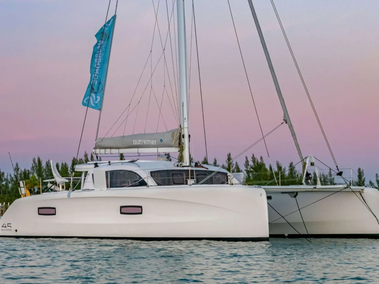 Noleggio Yacht di lusso Outremer con patente nautica